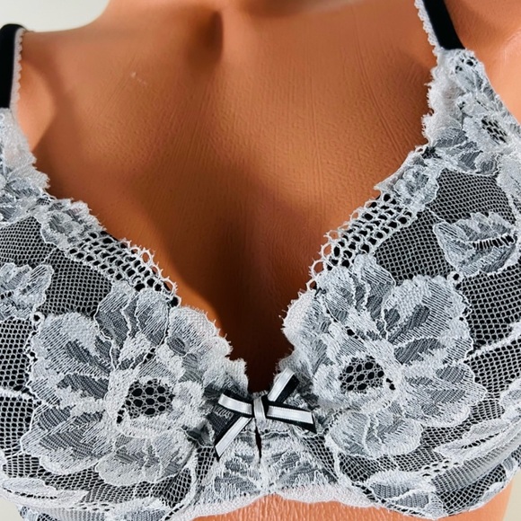 34C/M Victoria’s Secret Body by Victoria Bra & Cheekini Pantie Set - Picture 4 of 14